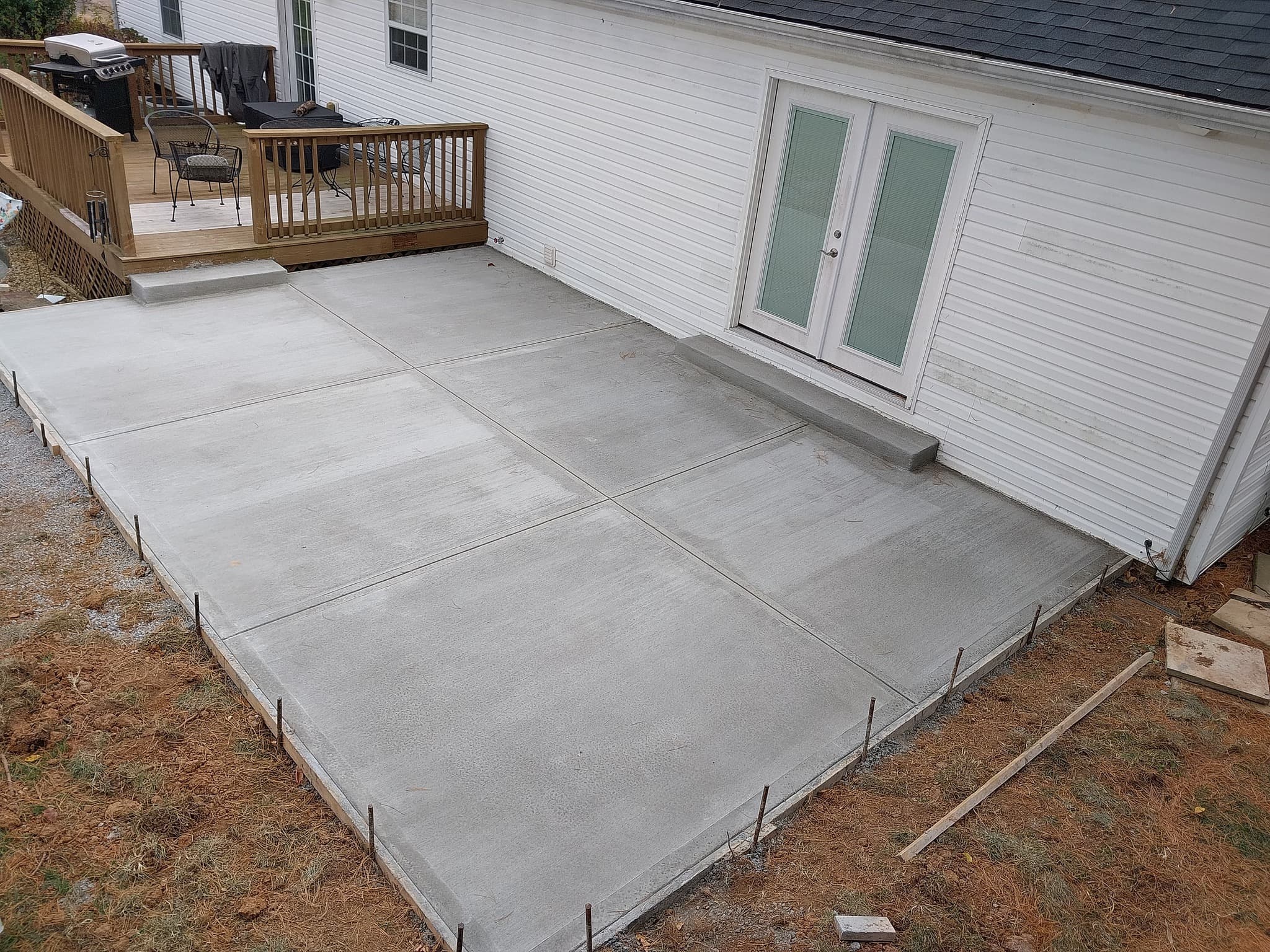 Backyard square patio installation